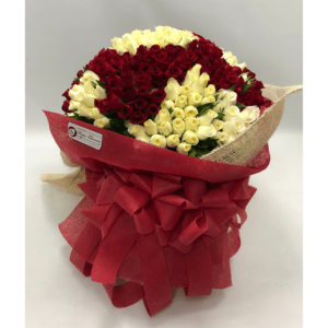 bouquet buchon con rosas blancas y rojas.