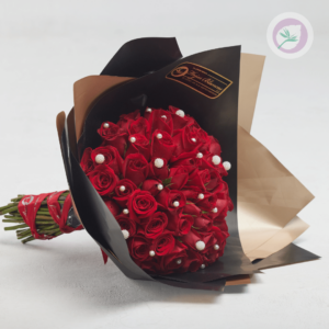 ramo de rosas rojas con perlas