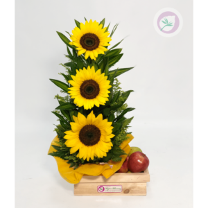 Arreglo de girasoles y frutas
